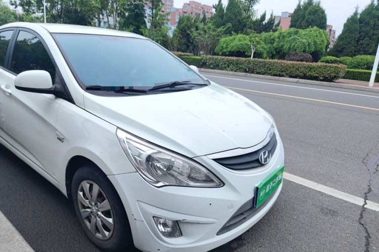 Used Hyundai Verna (older generation) 2010 Sedan 1.4L Manual Comfort GS Front Right 45 Deg