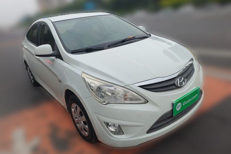 Used Hyundai Verna (older generation) 2010 Sedan 1.4L Manual Comfort GS Front Right 45 Deg