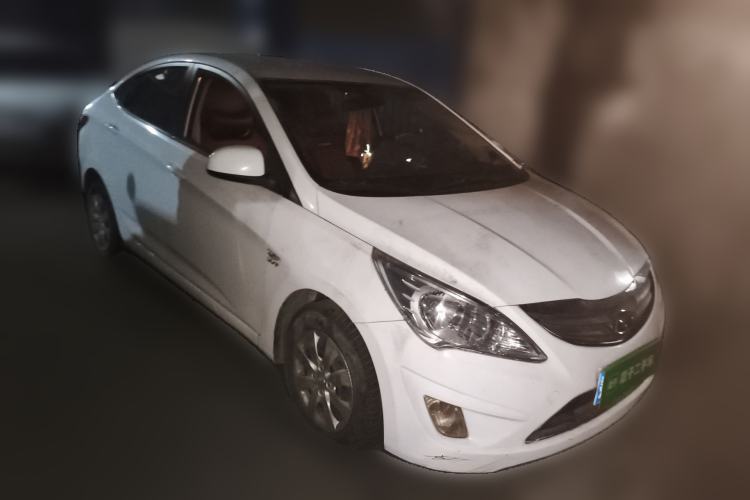 Used Hyundai Verna (older generation) 2010 Sedan 1.4L Manual Comfort GS Front Right 45 Deg