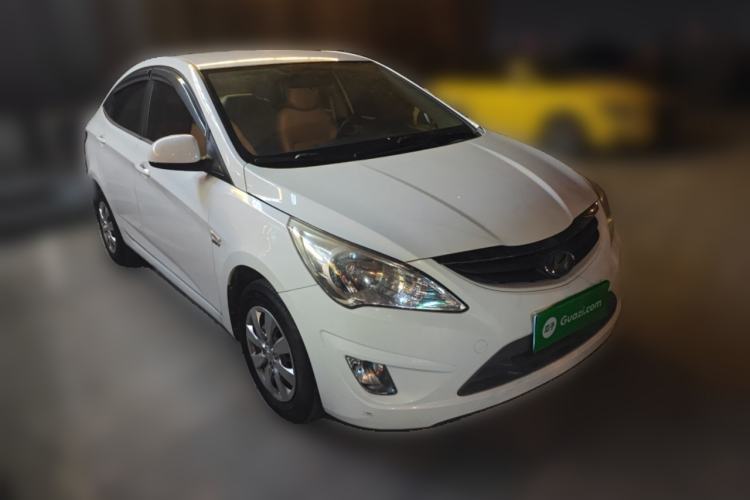 Used Hyundai Verna (older generation) 2010 Sedan 1.4L Manual Comfort GS Front Right 45 Deg