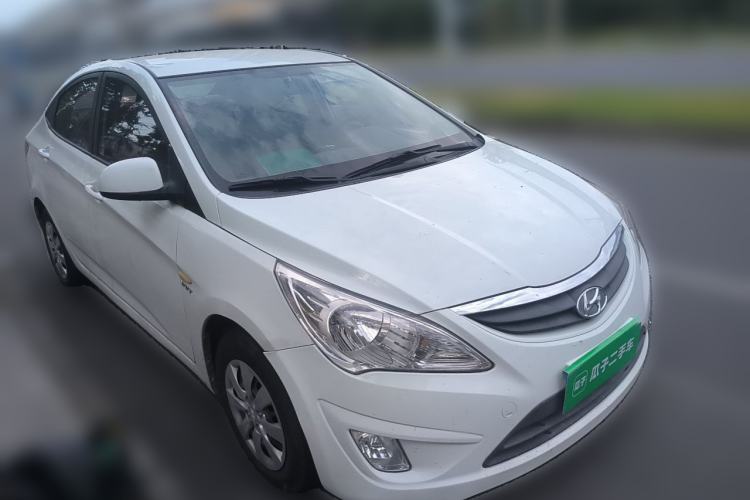 Used Hyundai Verna (older generation) 2010 Sedan 1.4L Manual Comfort GS Front Right 45 Deg