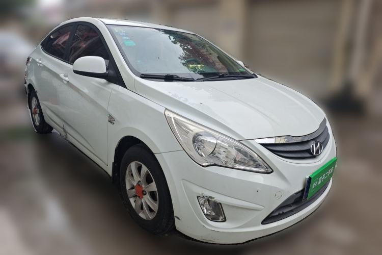 Used Hyundai Verna (older generation) 2010 Sedan 1.4L Manual Comfort GS Front Right 45 Deg