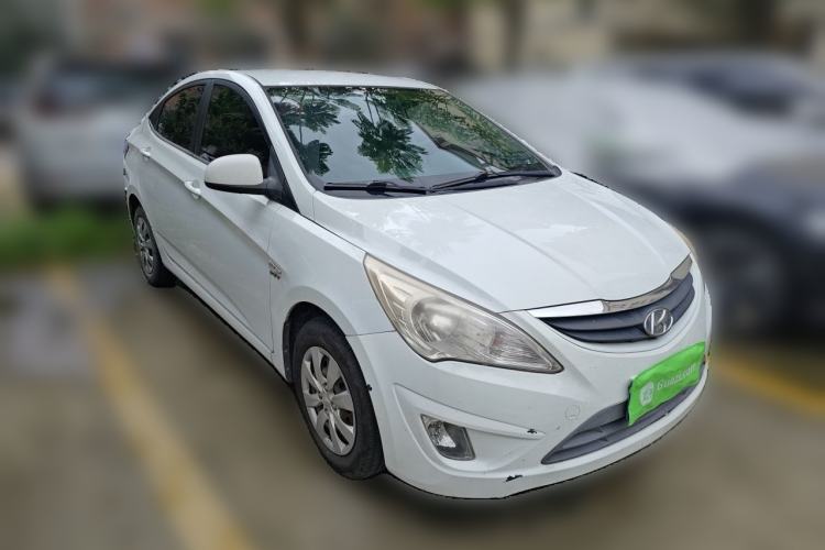 Used Hyundai Verna (older generation) 2010 Sedan 1.4L Manual Comfort GS Front Right 45 Deg