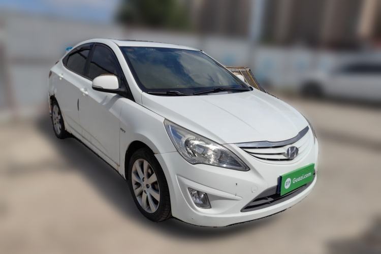 Used Hyundai Verna (older generation) 2010 Sedan 1.4L Automatic Luxury GLS Trim Front Right 45 Deg