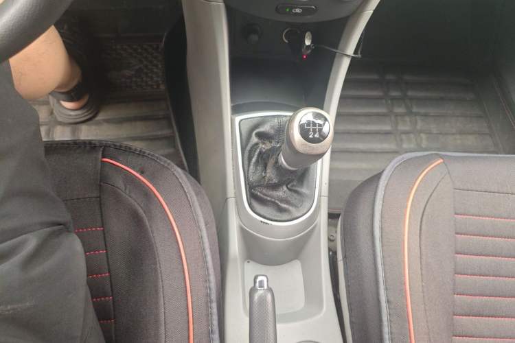 Used Hyundai Verna (older generation) 2010 Sedan 1.4L Manual Comfort GS Gear Lever