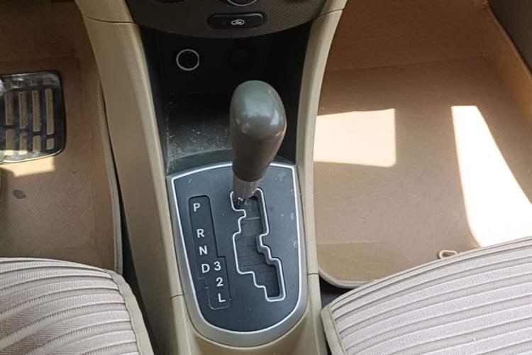 Used Hyundai Verna (older generation) 2010 Sedan 1.4L Automatic Fashionable GT Model Gear Lever