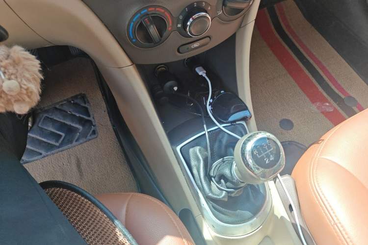Used Hyundai Verna (older generation) 2010 Sedan 1.4L Manual Comfort GS Gear Lever