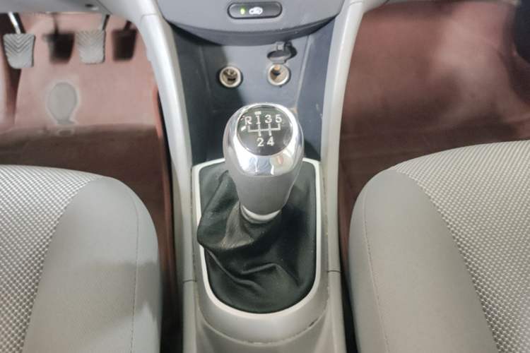Used Hyundai Verna (older generation) 2010 Sedan 1.4L Manual Comfort GS Gear Lever