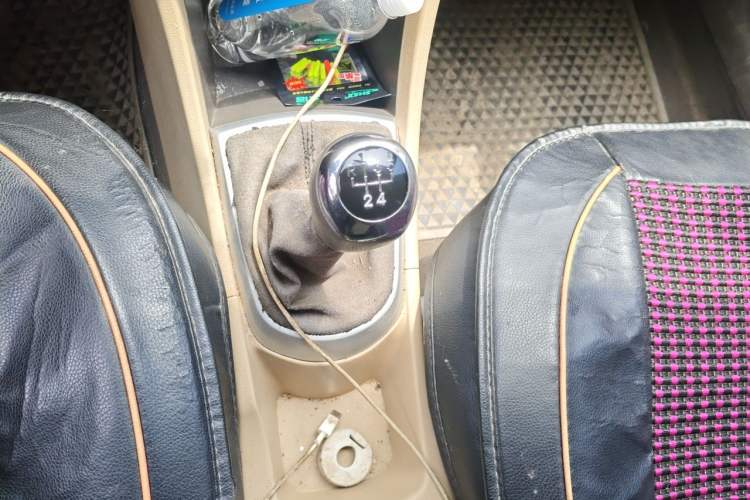 Used Hyundai Verna (older generation) 2010 Sedan 1.4L Manual Comfort GS Gear Lever