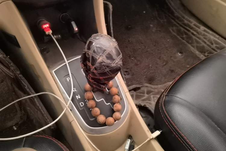 Used Hyundai Verna (older generation) 2010 Sedan 1.4L Automatic Fashionable GT Model Gear Lever