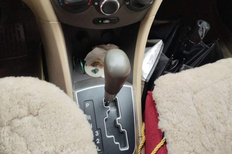 Used Hyundai Verna (older generation) 2010 Sedan 1.4L Automatic Comfort Model GS Gear Lever