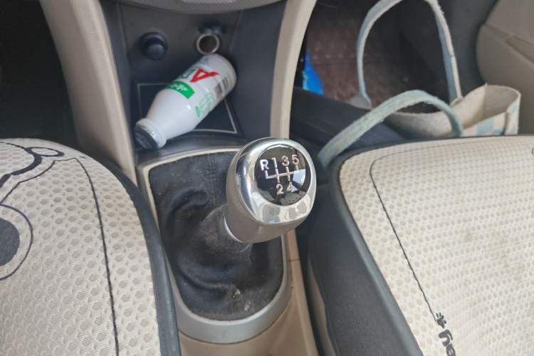 Used Hyundai Verna (older generation) 2010 Sedan 1.4L Manual BLUE Model Gear Lever
