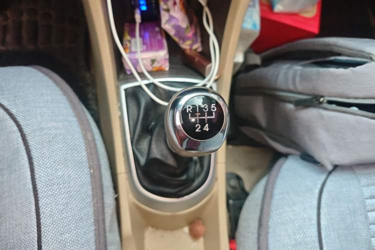 Used Hyundai Verna (older generation) 2010 Sedan 1.4L Manual Standard GL Model Gear Lever