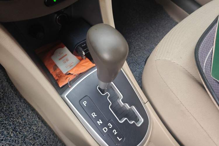 Used Hyundai Verna (older generation) 2010 Sedan 1.4L Automatic Fashionable GT Model Gear Lever