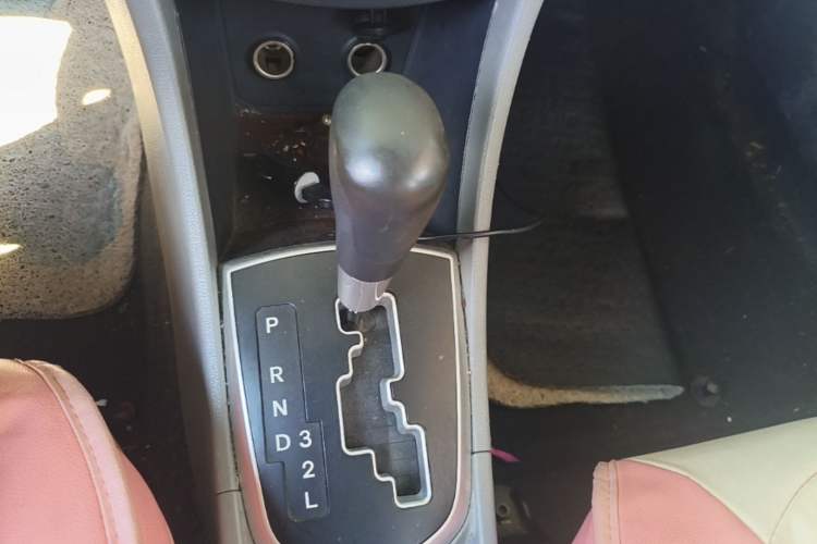 Used Hyundai Verna (older generation) 2010 Sedan 1.4L Automatic Comfort Model GS Gear Lever