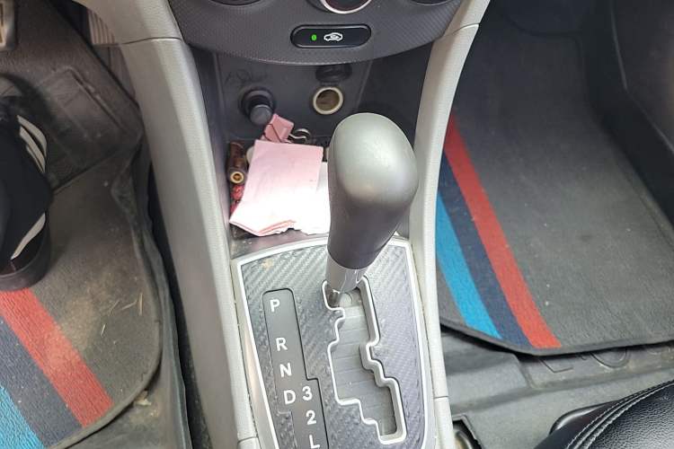 Used Hyundai Verna (older generation) 2010 Sedan 1.4L Automatic Fashionable GT Model Gear Lever