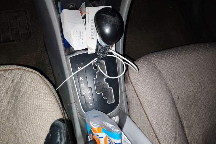 Used Hyundai Verna (older generation) 2010 Sedan 1.4L Automatic Comfort Model GS Gear Lever