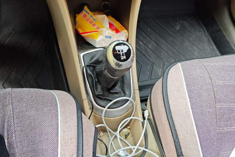 Used Hyundai Verna (older generation) 2010 Sedan 1.4L Manual Comfort GS Gear Lever