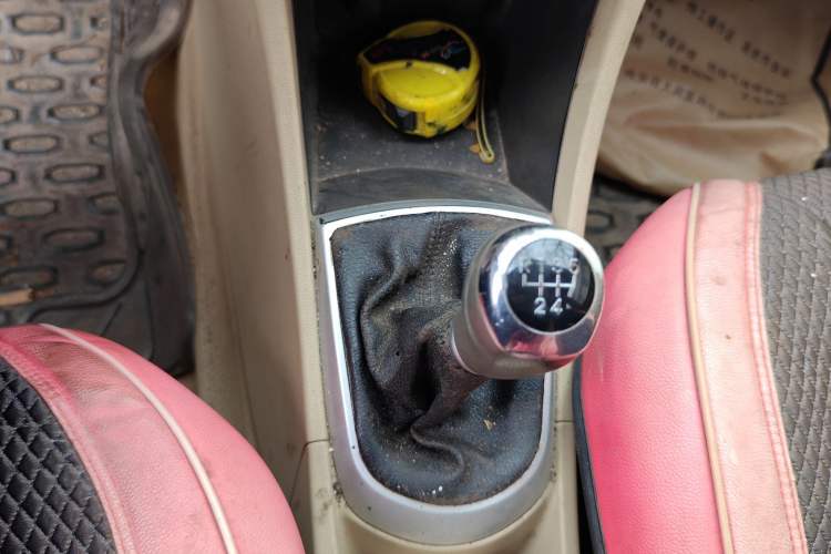 Used Hyundai Verna (older generation) 2010 Sedan 1.4L Manual Comfort GS Gear Lever