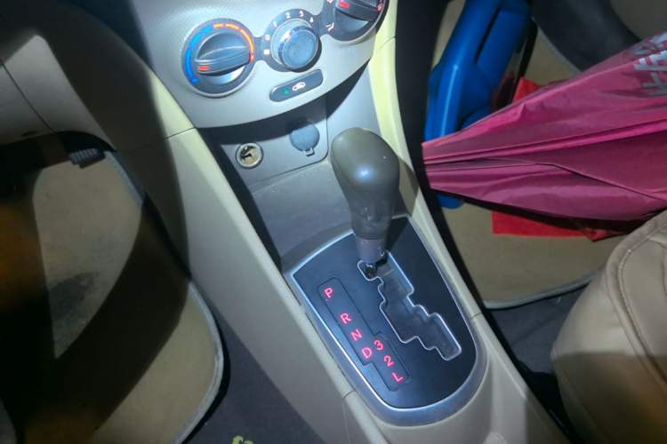 Used Hyundai Verna (older generation) 2010 Sedan 1.4L Automatic Comfort Model GS Gear Lever