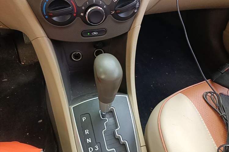 Used Hyundai Verna (older generation) 2010 Sedan 1.4L Automatic Comfort Model GS Gear Lever