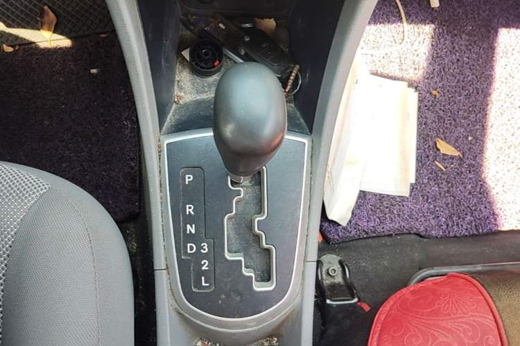 Used Hyundai Verna (older generation) 2010 Sedan 1.4L Automatic Fashionable GT Model Gear Lever