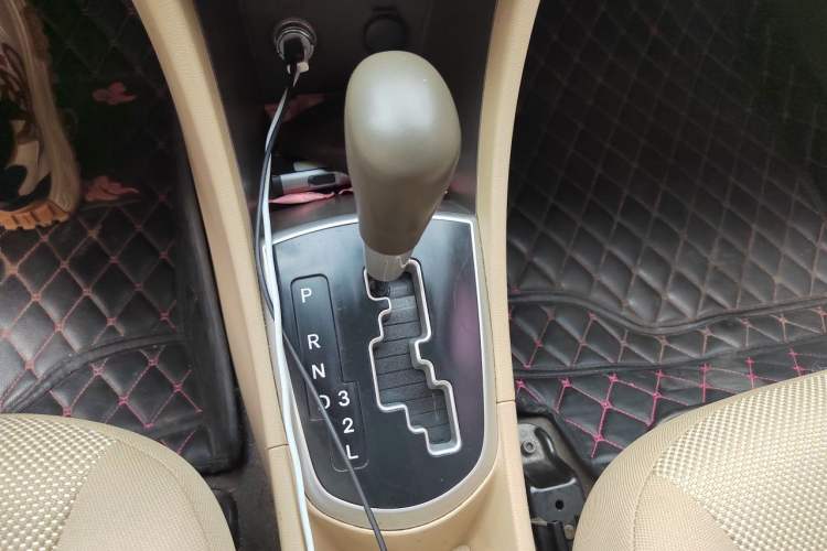 Used Hyundai Verna (older generation) 2010 Sedan 1.4L Automatic Fashionable GT Model Gear Lever