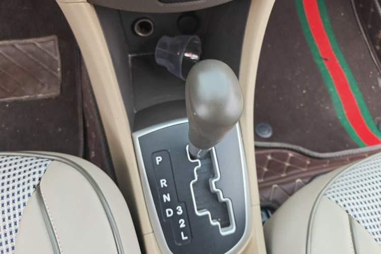 Used Hyundai Verna (older generation) 2010 Sedan 1.4L Automatic Comfort Model GS Gear Lever