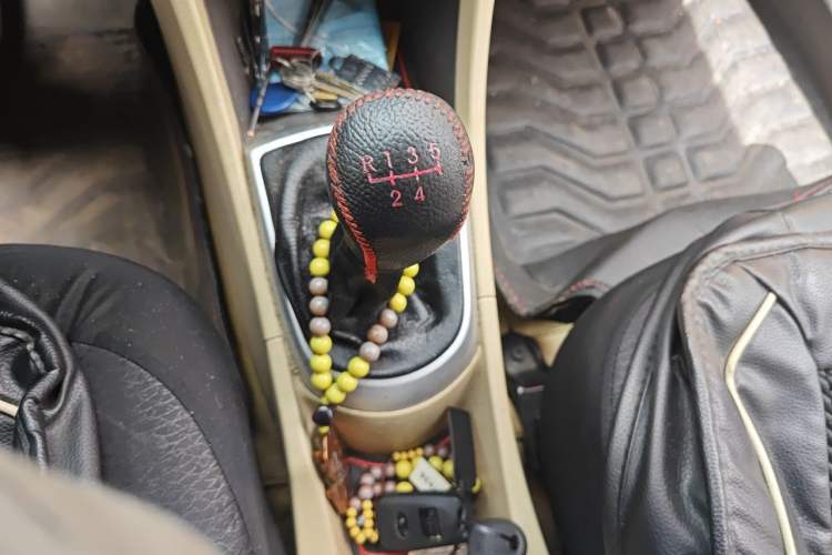 Used Hyundai Verna (older generation) 2010 Sedan 1.4L Manual Comfort GS Gear Lever