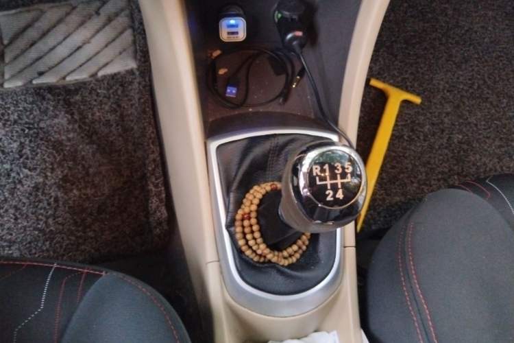 Used Hyundai Verna (older generation) 2010 Sedan 1.4L Manual Comfort GS Gear Lever