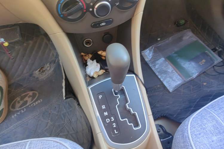 Used Hyundai Verna (older generation) 2010 Sedan 1.4L Automatic Comfort Model GS Gear Lever