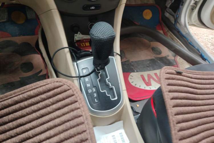 Used Hyundai Verna (older generation) 2010 Sedan 1.4L Automatic Fashionable GT Model Gear Lever