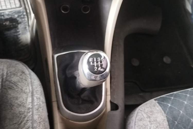 Used Hyundai Verna (older generation) 2010 Sedan 1.4L Manual Comfort GS Gear Lever