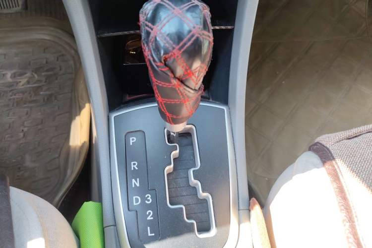 Used Hyundai Verna (older generation) 2010 Sedan 1.4L Automatic Fashionable GT Model Gear Lever