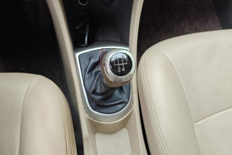 Used Hyundai Verna (older generation) 2010 Sedan 1.4L Manual Comfort GS Gear Lever