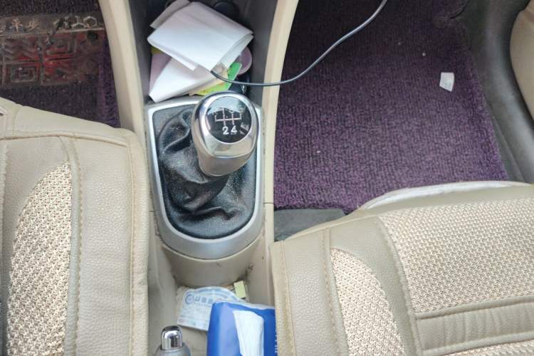 Used Hyundai Verna (older generation) 2010 Sedan 1.4L Manual Comfort GS Gear Lever