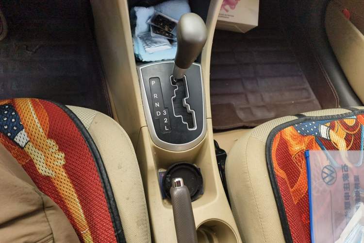 Used Hyundai Verna (older generation) 2010 Sedan 1.4L Manual Standard GL Model Gear Lever