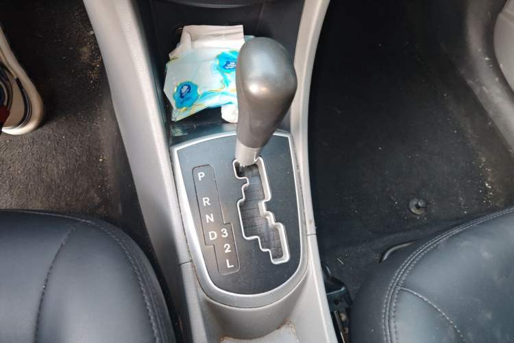 Used Hyundai Verna (older generation) 2010 Sedan 1.4L Automatic Fashionable GT Model Gear Lever