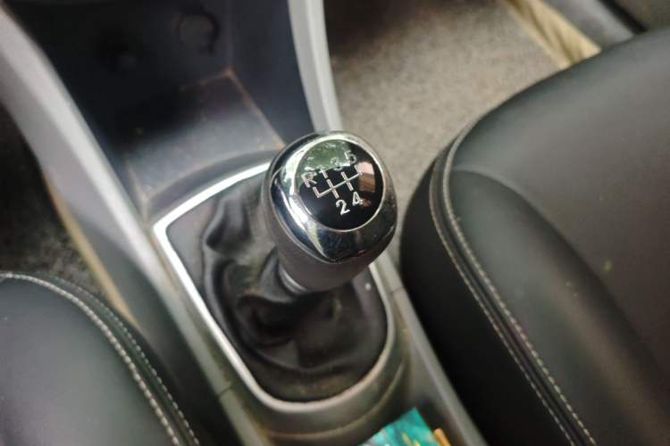 Used Hyundai Verna (older generation) 2010 Sedan 1.4L Manual Comfort GS Gear Lever