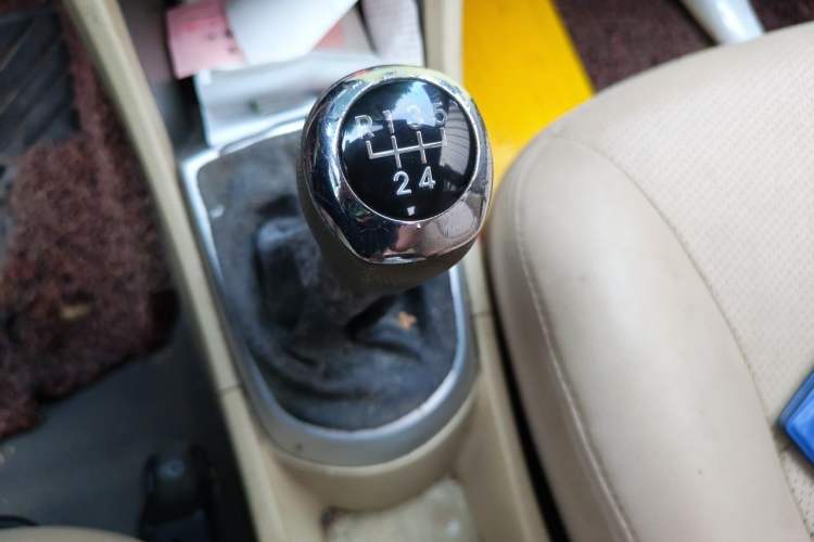 Used Hyundai Verna (older generation) 2010 Sedan 1.4L Manual Comfort GS Gear Lever