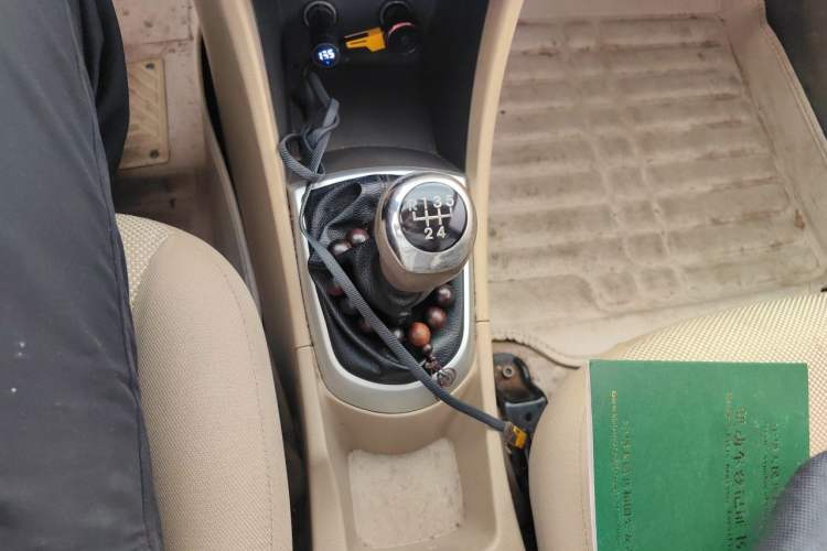Used Hyundai Verna (older generation) 2010 Sedan 1.4L Manual Comfort GS Gear Lever