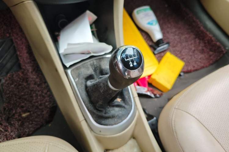 Used Hyundai Verna (older generation) 2010 Sedan 1.4L Manual Comfort GS Gear Lever