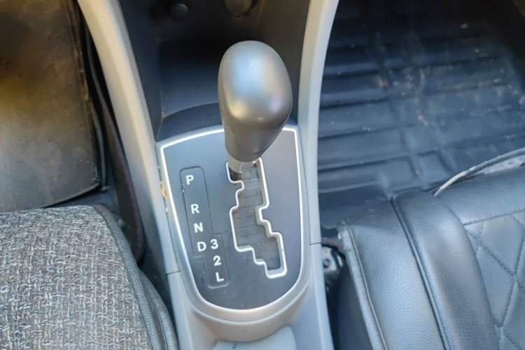 Used Hyundai Verna (older generation) 2010 Sedan 1.4L Automatic Comfort Model GS Gear Lever