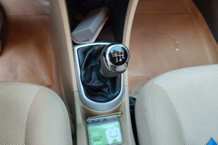 Used Hyundai Verna (older generation) 2010 Sedan 1.4L Manual Comfort GS Gear Lever