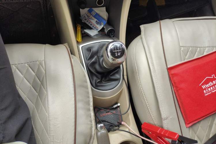 Used Hyundai Verna (older generation) 2010 Sedan 1.4L Manual Comfort GS Gear Lever