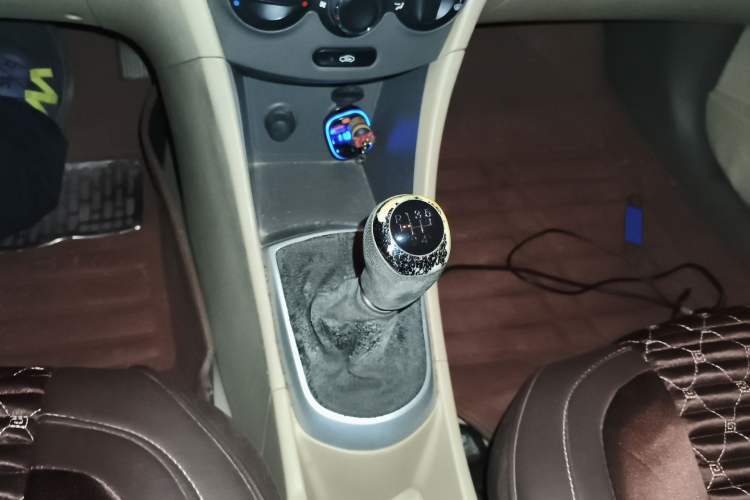 Used Hyundai Verna (older generation) 2010 Sedan 1.4L Manual Comfort GS Gear Lever