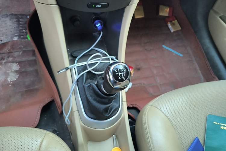 Used Hyundai Verna (older generation) 2010 Sedan 1.4L Manual Comfort GS Gear Lever