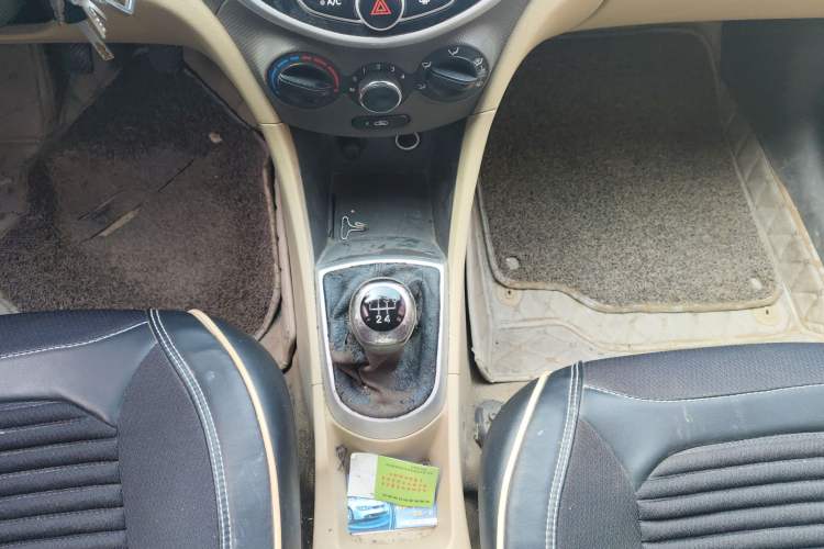 Used Hyundai Verna (older generation) 2010 Sedan 1.4L Manual Standard GL Model Gear Lever