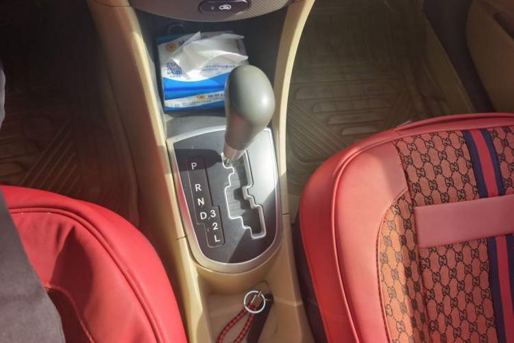 Used Hyundai Verna (older generation) 2010 Sedan 1.4L Automatic Fashionable GT Model Gear Lever