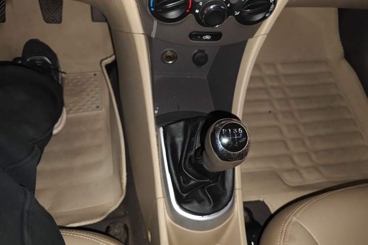 Used Hyundai Verna (older generation) 2010 Sedan 1.4L Manual Comfort GS Gear Lever